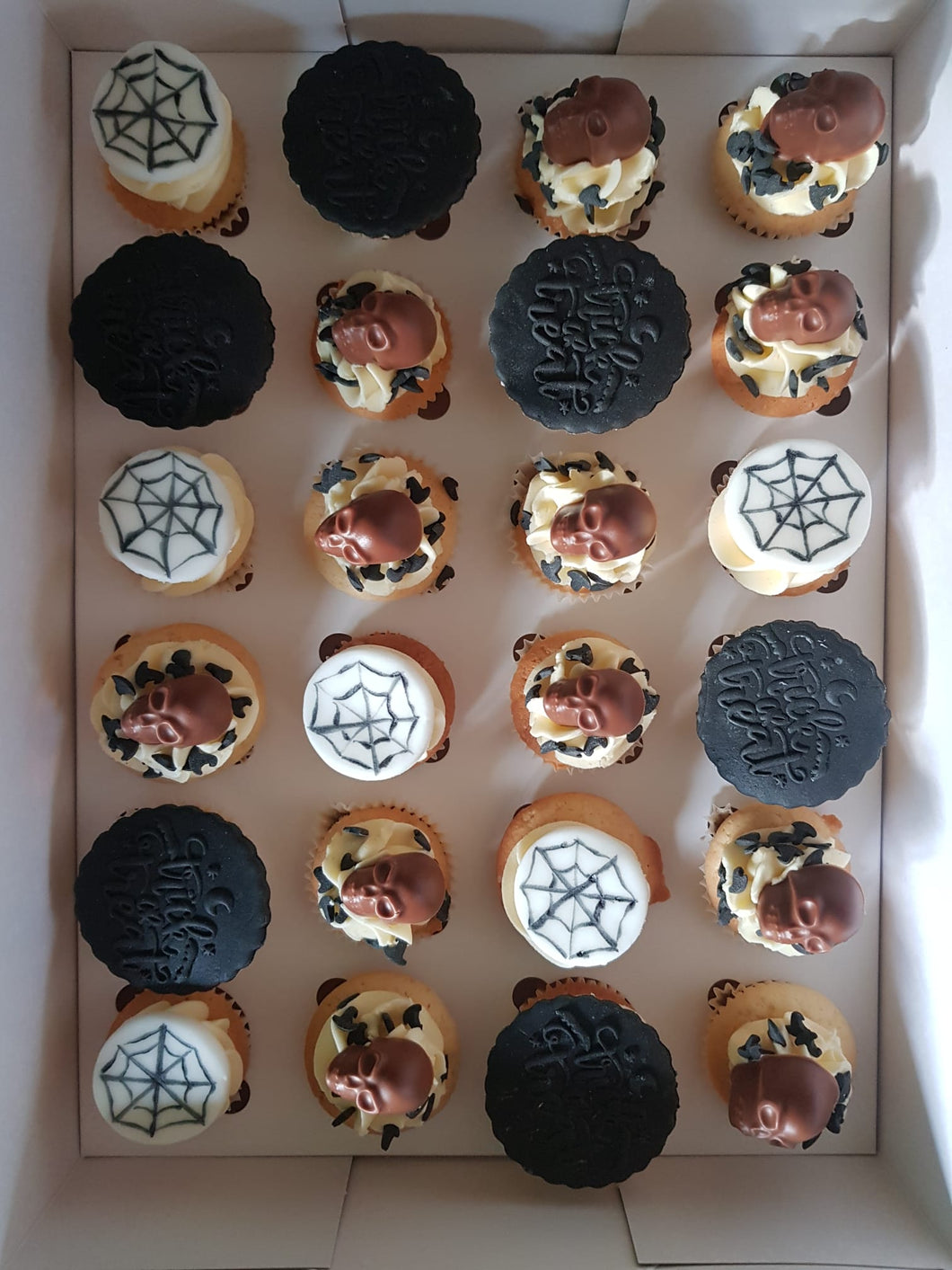 MINI HALLOWEEN CUPCAKES
